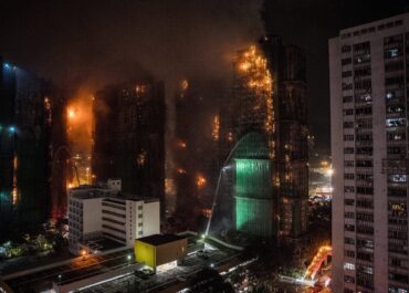 Confirman 36 víctimas y casi 300 desaparecidos tras devastador incendio en Hong Kong