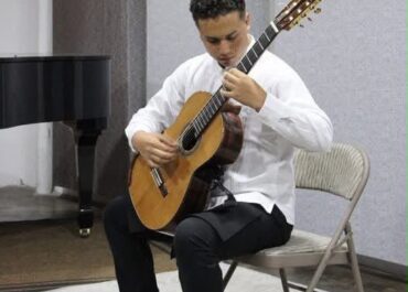 Joven guitarrista xalapeño Manuel Alfonso Valencia Zepeda ofrecerá recital en Casa Doña Falla