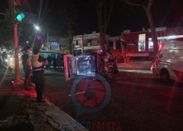 Camioneta colectiva termina volcada tras chocar contra un poste en la colonia Tamborrel