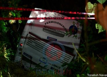 Al menos 15 personas resultan heridas tras volcadura de autobús rumbo a Teocelo