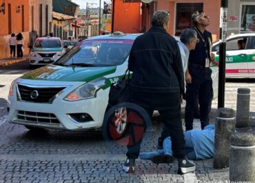 Mujer resulta lesionada tras ser atropellada por taxi en el centro de Xalapa