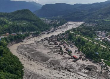 Aluvión deja 95 muertos y cientos de personas incomunicadas en Nepal