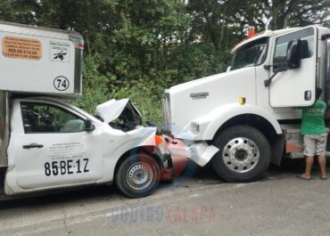 Choque entre tres vehículos provoca movilización en la Coatepec–Las Trancas