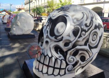 Calaveras gigantes invaden el centro de Xalapa; artistas locales les darán vida y color por Día de Muertos