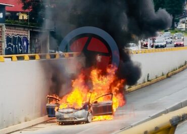 Se incendia vehículo sobre avenida Lázaro Cárdenas, en Xalapa