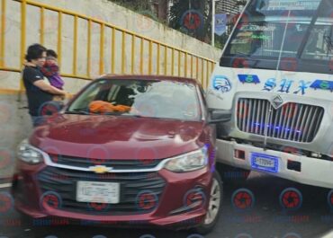 Choque entre autobús del SUX y automóvil provoca afectaciones viales en Lázaro Cárdenas