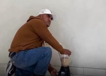 Hombre lleva su licuadora a oficinas de CFE para protestar por falta de servicio 